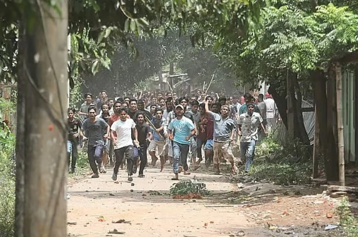 সংঘর্ষের ঘটনা লাইভ করায় চবি ছাত্রীদের ‘ধর্ষণের হুমকি’